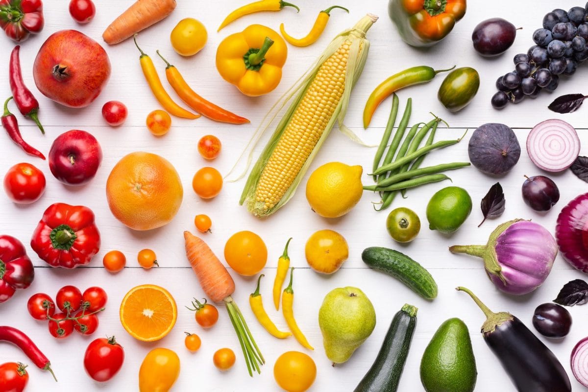composition-of-fruits-and-vegetables-in-rainbow-82DUL49-min