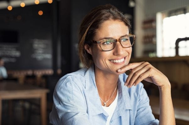 smiling-woman-wearing-spectacles-86MH5PE-min